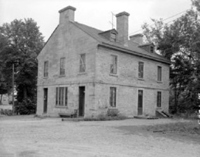 Bureau seigneurial de l’Île-des-Moulins, avant sa restauration en 1975 par le ministère des Affaires culturelles. (BAnQ-06M-E6S7SS1-P611283)