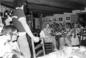 Invités et visiteurs lors de l’inauguration de l’exposition permanente du Bureau seigneurial à l’Île-des-Moulins (1978).